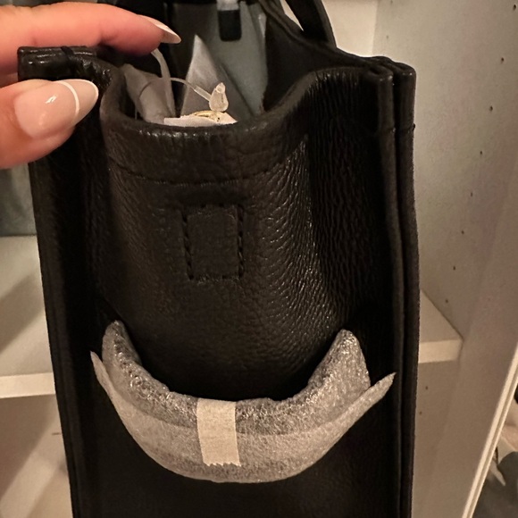 AUTHENTIC BRAND NEW MARC JACOBS
Black 'The Leather Medium' Tote - Picture 5 of 6